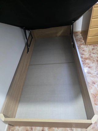 Cama canapé de madera y tela con colchón.