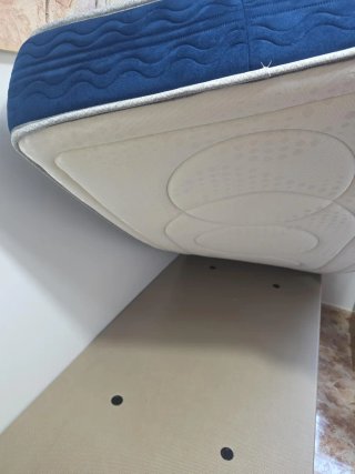 Cama canapé de madera y tela con colchón.