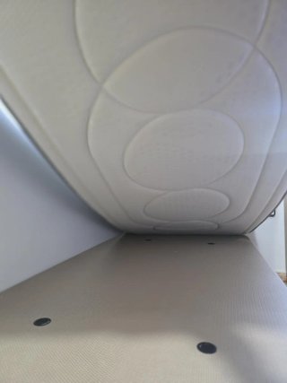 Cama canapé de madera y tela con colchón.