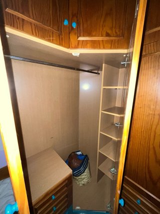 Armario con espacio para la cama o un sofá, muy es