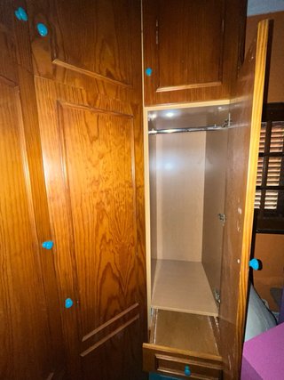 Armario con espacio para la cama o un sofá, muy es