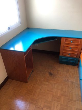 Armario con espacio para la cama o un sofá, muy es