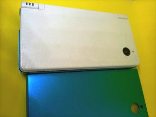 Nintendo DSi blanca con funda azul metálica