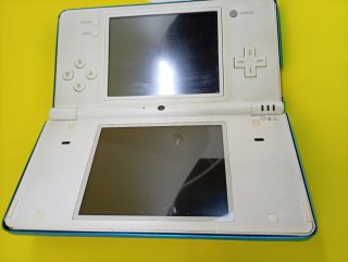 Nintendo DSi blanca con funda azul metálica