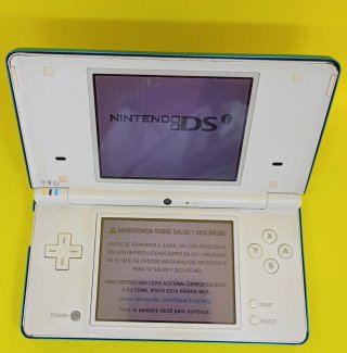 Nintendo DSi blanca con funda azul metálica