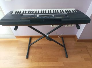 Teclado Digital Yamaha con Soporte y Pedal