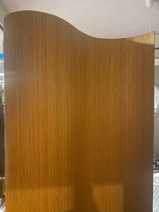 Biombo de madera curvo