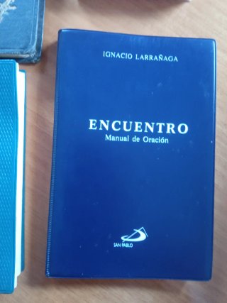 3Libros religiosos. 2 de ellos antiguos.