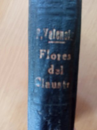 3Libros religiosos. 2 de ellos antiguos.