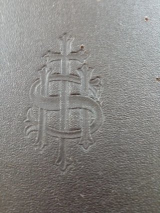 3Libros religiosos. 2 de ellos antiguos.