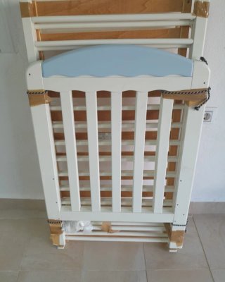 Cuna de bebé blanca y azul