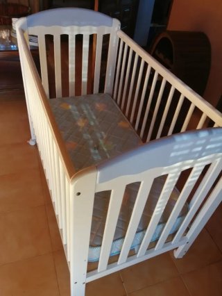 Cuna de bebé blanca y azul