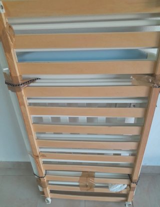 Cuna de bebé blanca y azul