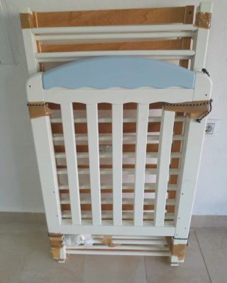 Cuna de bebé blanca y azul