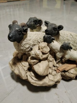 Figura de ovejas y perro