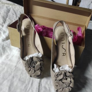 Sandalias Unisa Beige Flores Tacón Slingback