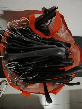 Lote 100 perchas negras variadas