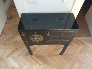 Aparador negro con detalles dorados