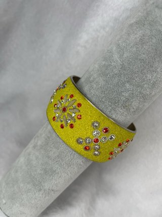 Pulsera amarilla con pedrería