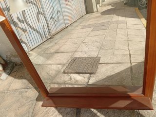 Espejo de madera con luces doradas