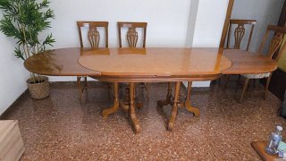 Mesa de salón y 6 sillas de madera