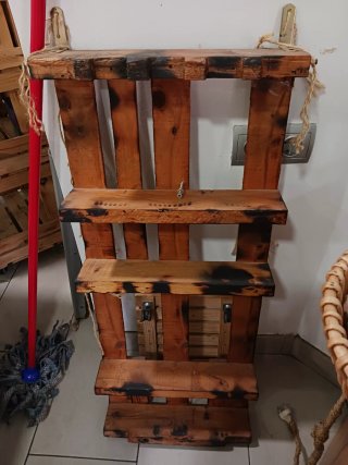 Estantería de madera rústica