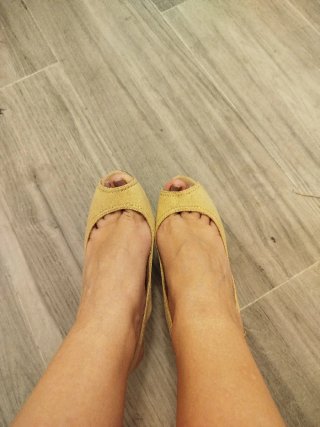 Zapatos de tacón beige y dorado