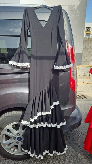 Vestido flamenco negro con volantes