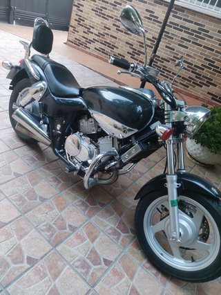 Moto Kymco Venos 250 Cruiser Negra