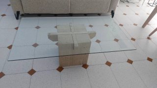 Mesa auxiliar cristal y base cubo