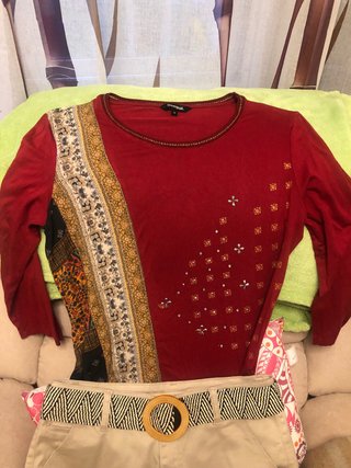 Falda vaquera beige T-38 y camiseta roja Desigual