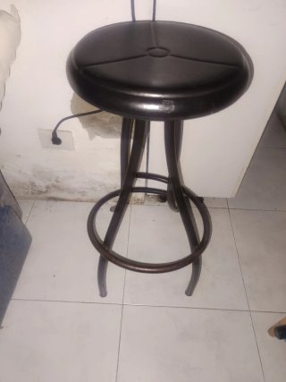 Silla de bar metálica plateada