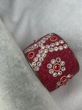 Pulsera rosa con brillantes y detalles rojos