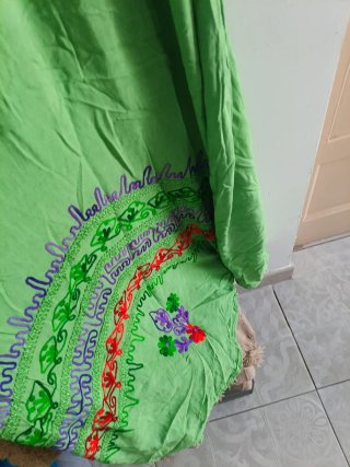 Vestido largo verde con bordados