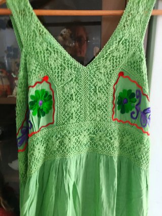 Vestido largo verde con bordados