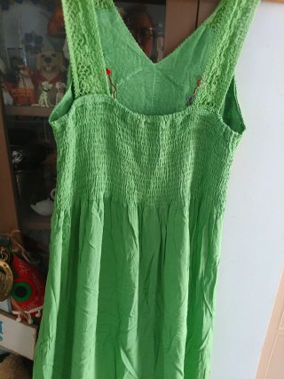 Vestido largo verde con bordados