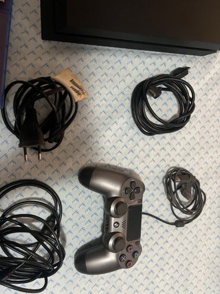 PS4 (PlayStation 4) Negra + 2 Juegos y Mandos