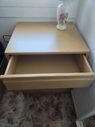 Cómoda de madera con cajones.