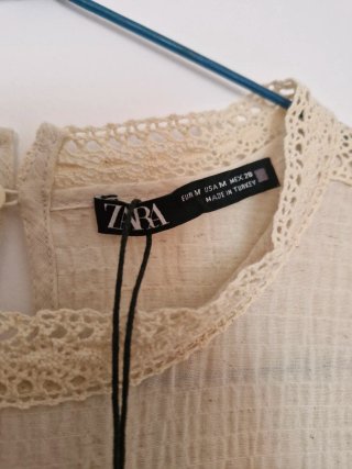 Vestido Zara beige con encaje