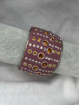 Pulsera morada con brillantes