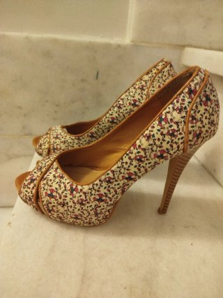 Zapatos de tacón peep toe florales