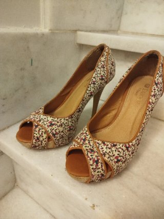 Zapatos de tacón peep toe florales