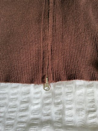 Chaqueta de punto marrón con cremallera