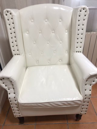 Sillón blanco polipiel capitoné