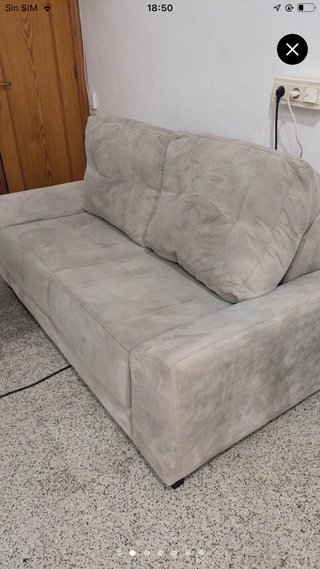 Sofá beige de tela y ante