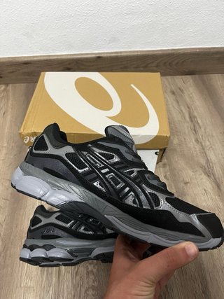 Zapatillas Asics Negras y Grises
