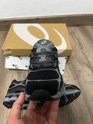 Zapatillas Asics Negras y Grises
