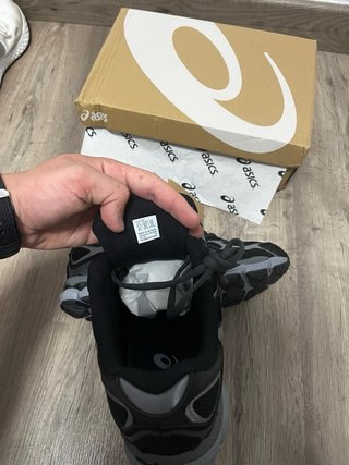 Zapatillas Asics Negras y Grises