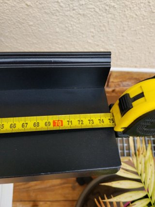 Estantería negra de madera