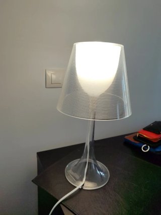 Lámpara de mesa moderna. Recoger en persona